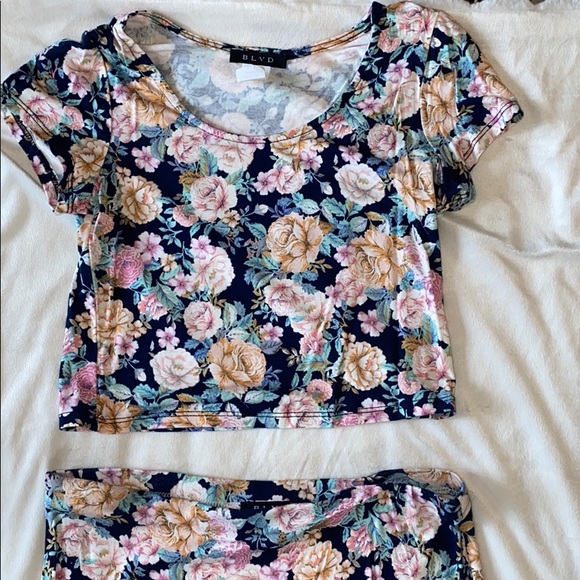 Floral two piece set - Picture 3 of 7